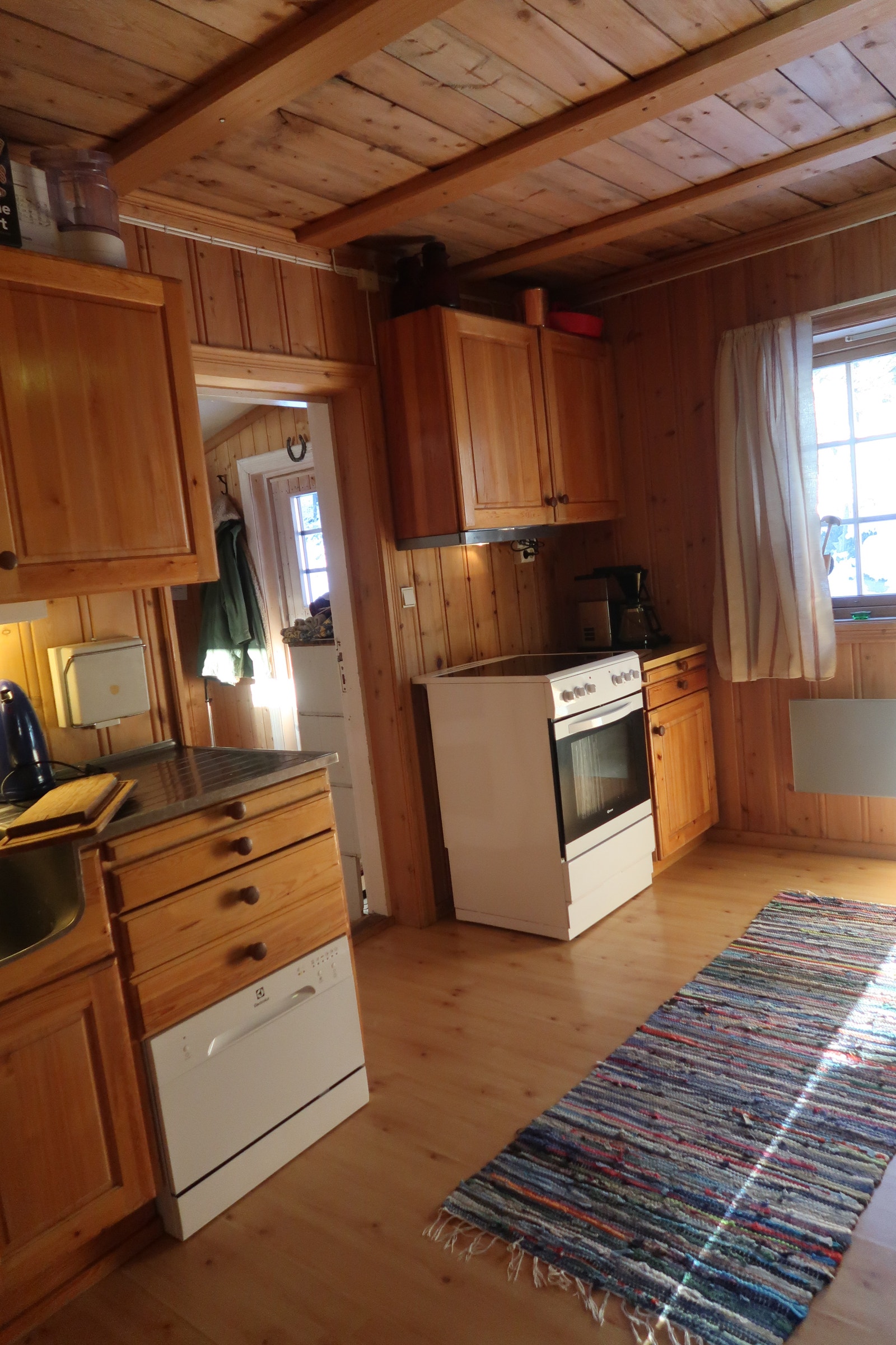 Stort og velutstyrt kjøkken. Galleribilde