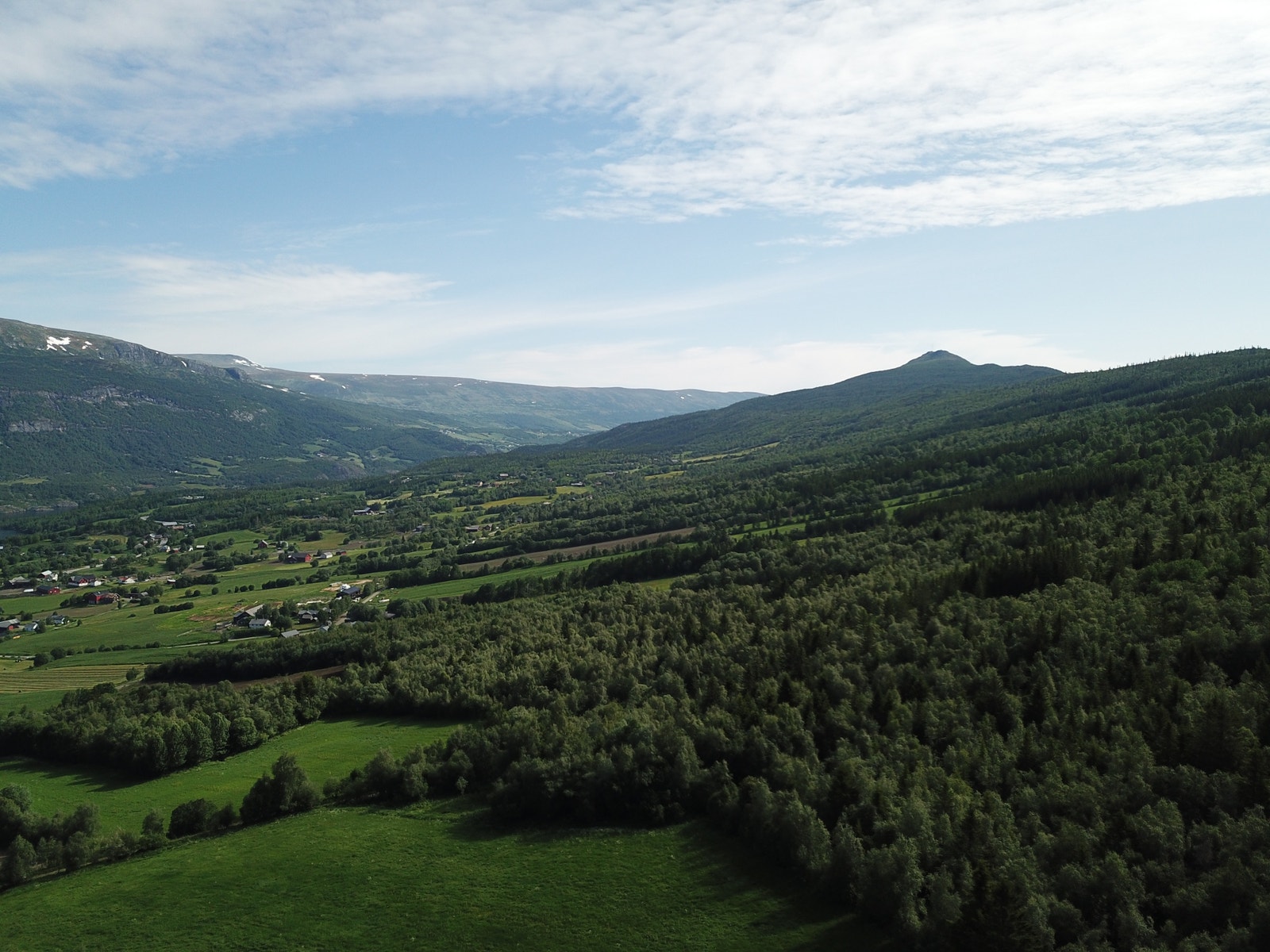 Utsikt østover mot Hugakøllen og Slettefjell. Galleribilde