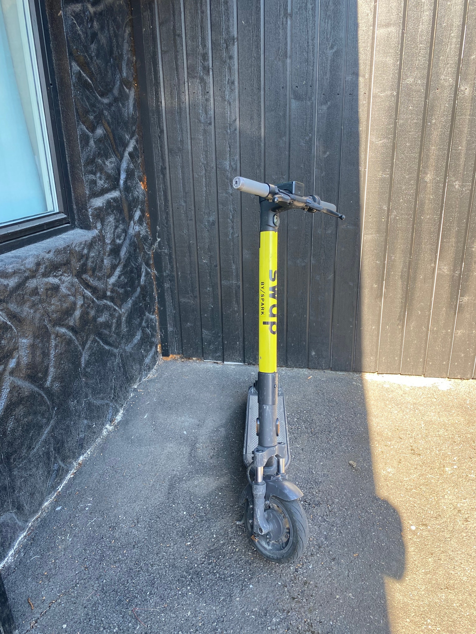 Lillehammer har nå fått el sparkesykkel som man kan leie. Den er grei å komme seg rundt med. Galleribilde