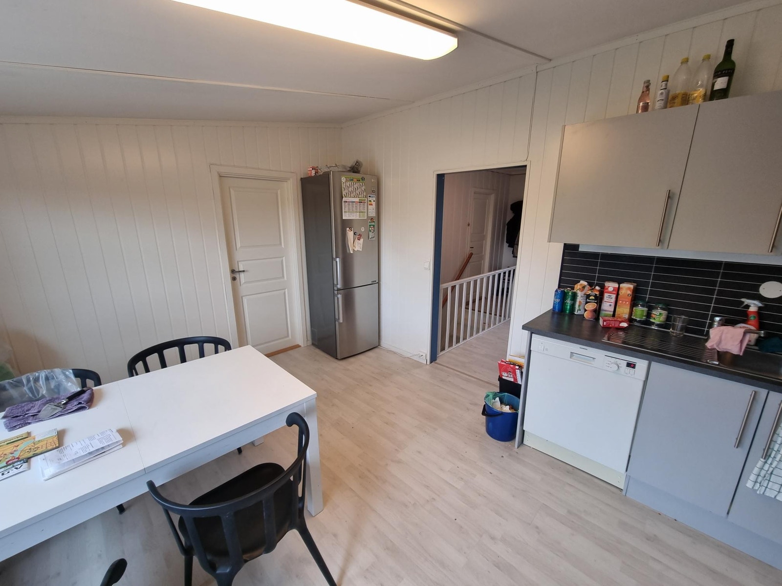Stort kjøleskap med fryser Galleribilde