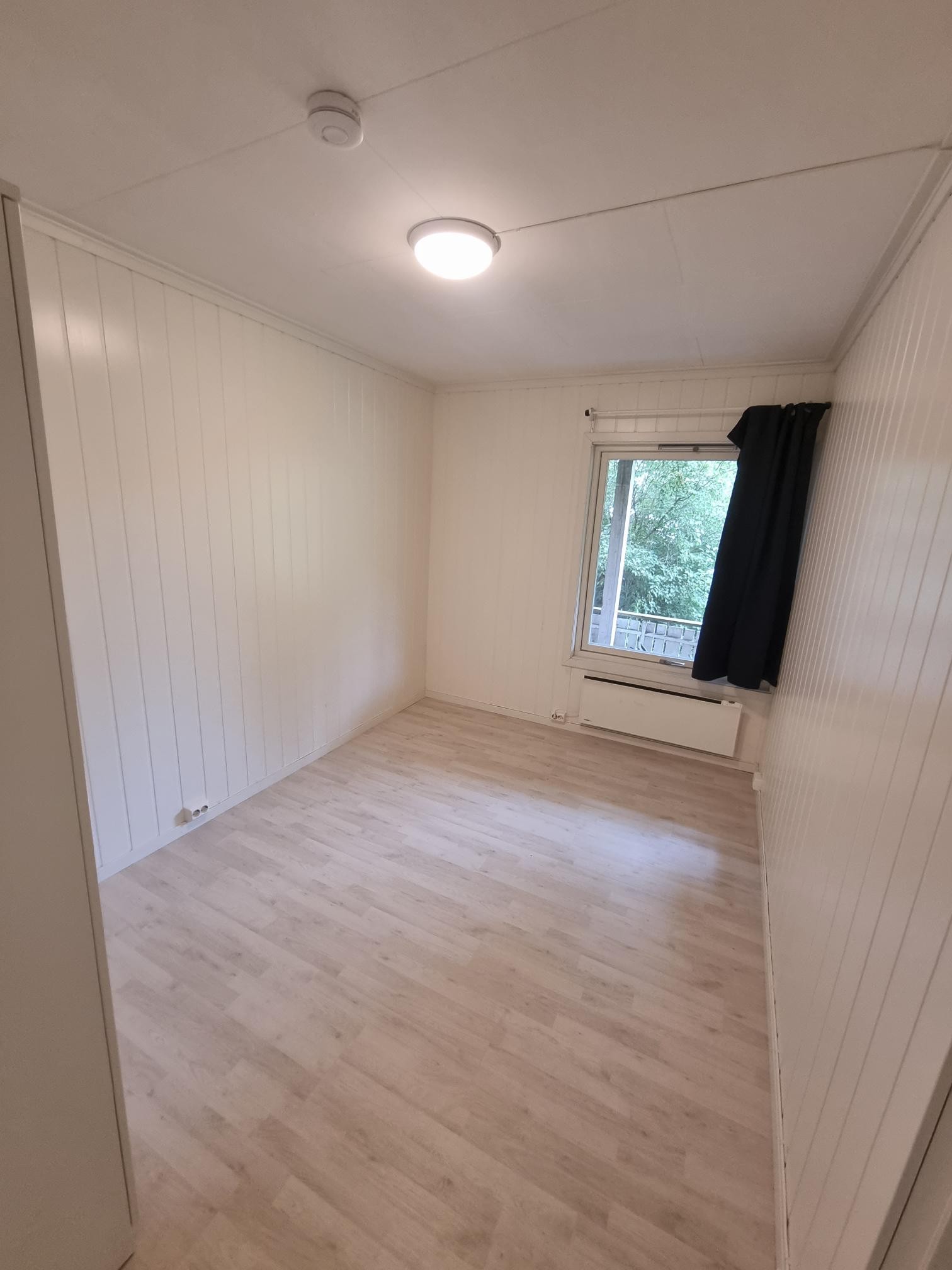Rommet som er til leie. Inkludert skap og seng Galleribilde