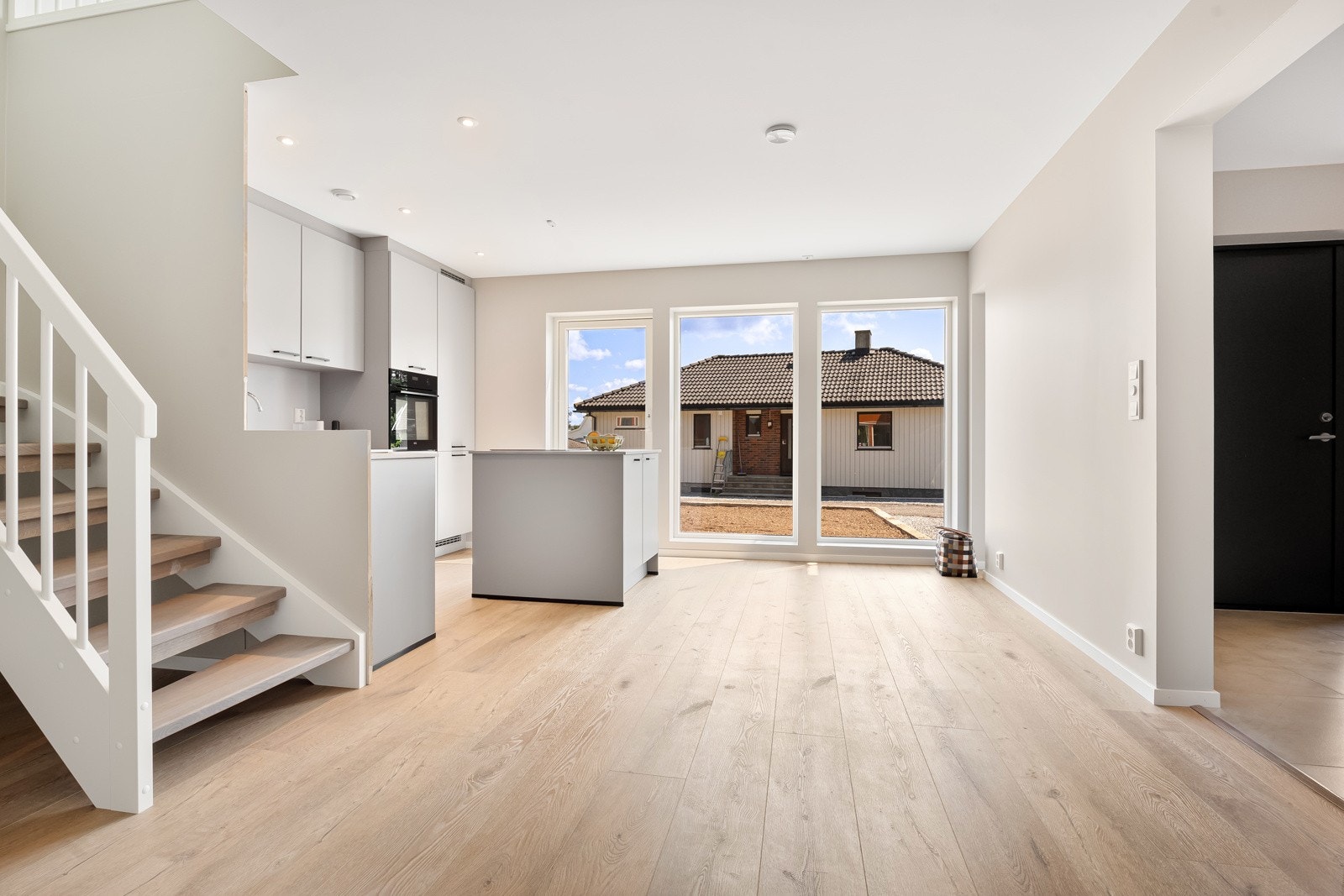 Det er god plass til romslig spisestue hvor man kan samle familie og venner. De store vindusflatene slipper inn mye naturlig lys. Galleribilde