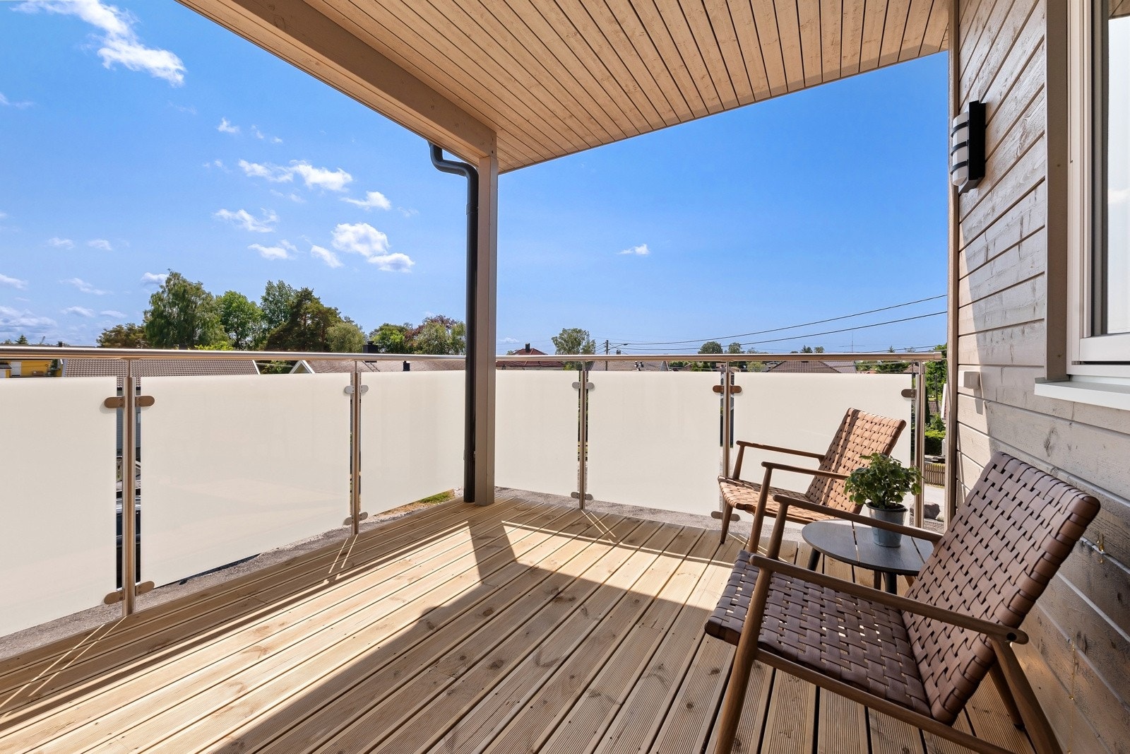 Overbygd veranda gjør at man kan kose seg selv i rufsete vær! Galleribilde