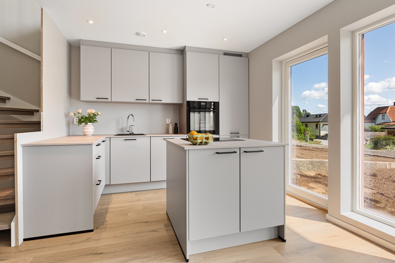 Det er lagt vekt på et moderne design og godt med skap- og benkeplass. Galleribilde