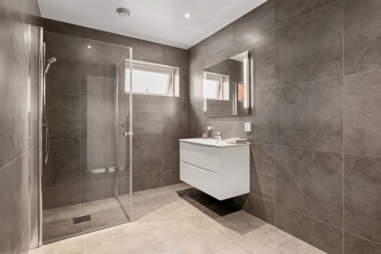 Badet i 2. etasje har lagt vekt på de samme detaljene som i 1. etasje. Badet er på ca. 7,8 kvm. Galleribilde