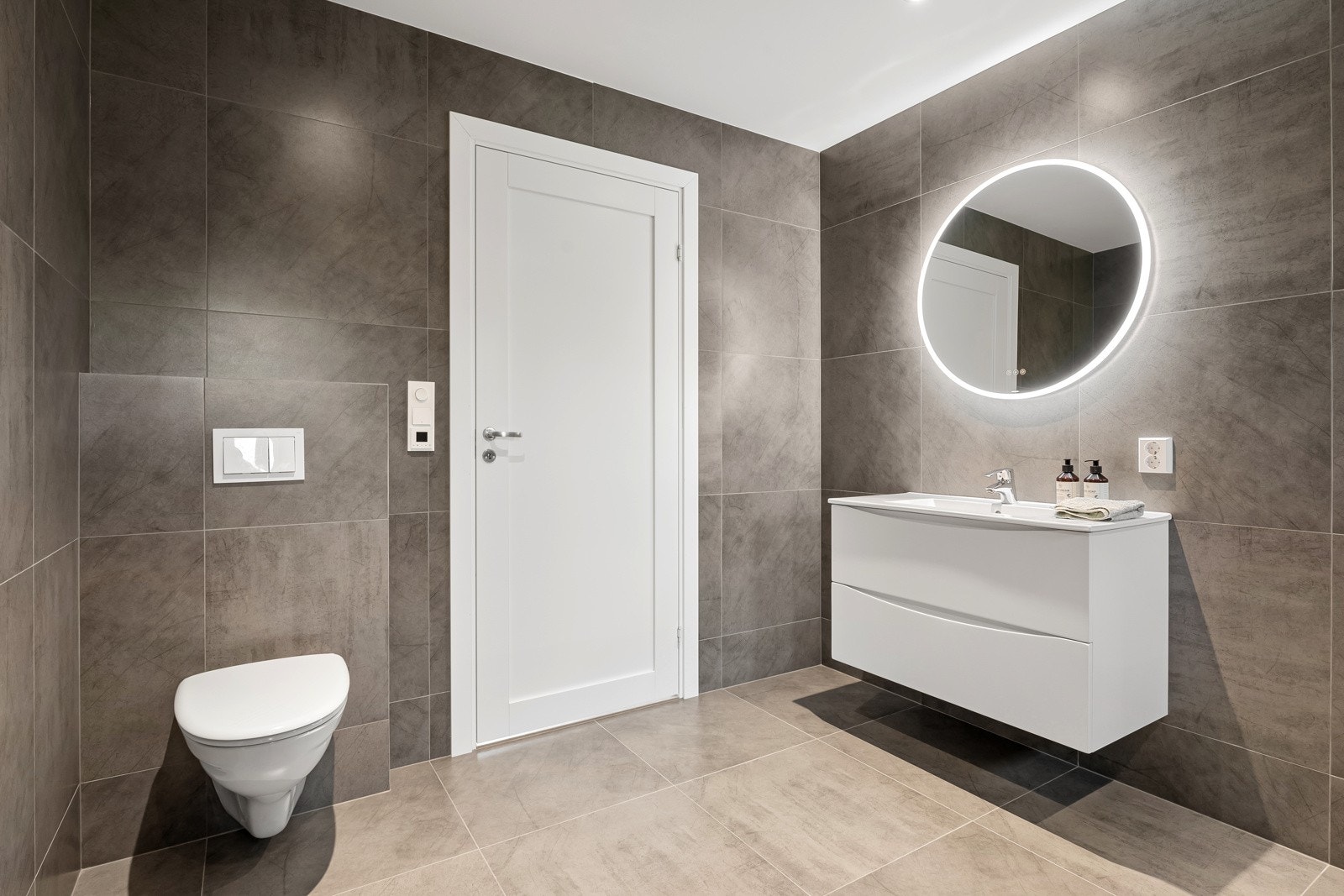 Badet har en romslig, god utforming. Badet er på ca. 9,6 kvm. Galleribilde