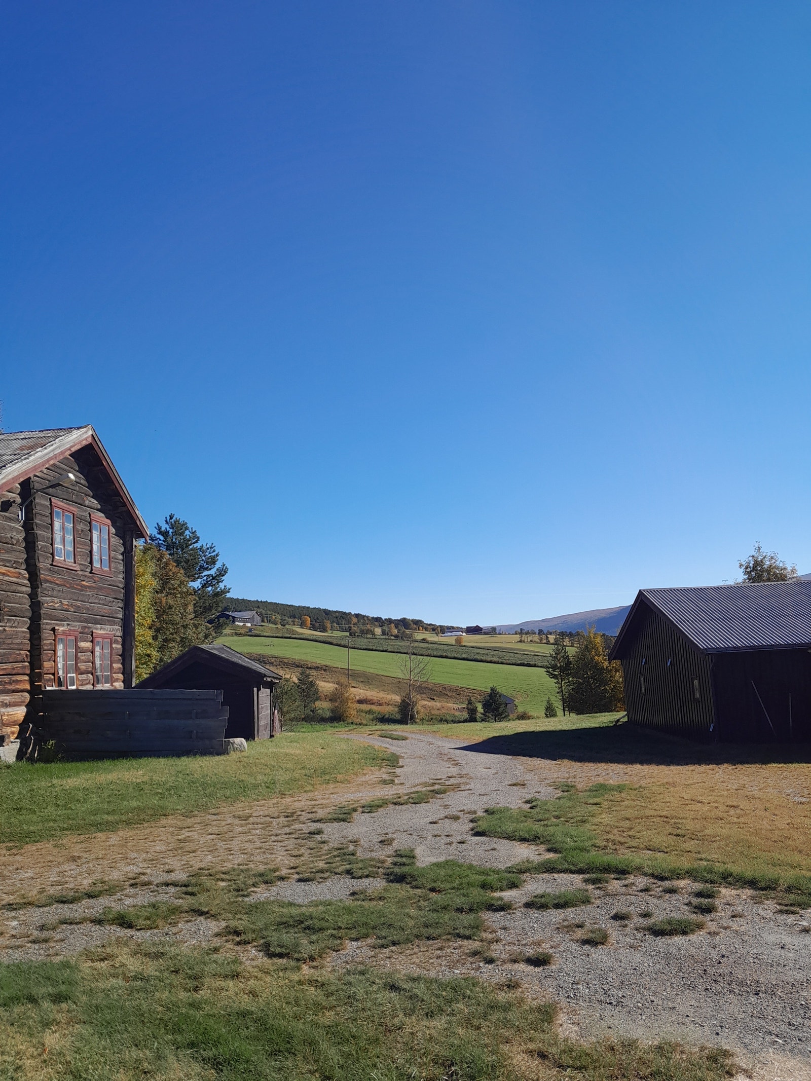 Utsikt fra tunet mot øst Galleribilde