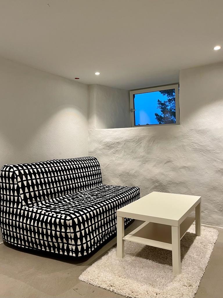 Sovesofa og vindu med utsikt over Oslo Galleribilde