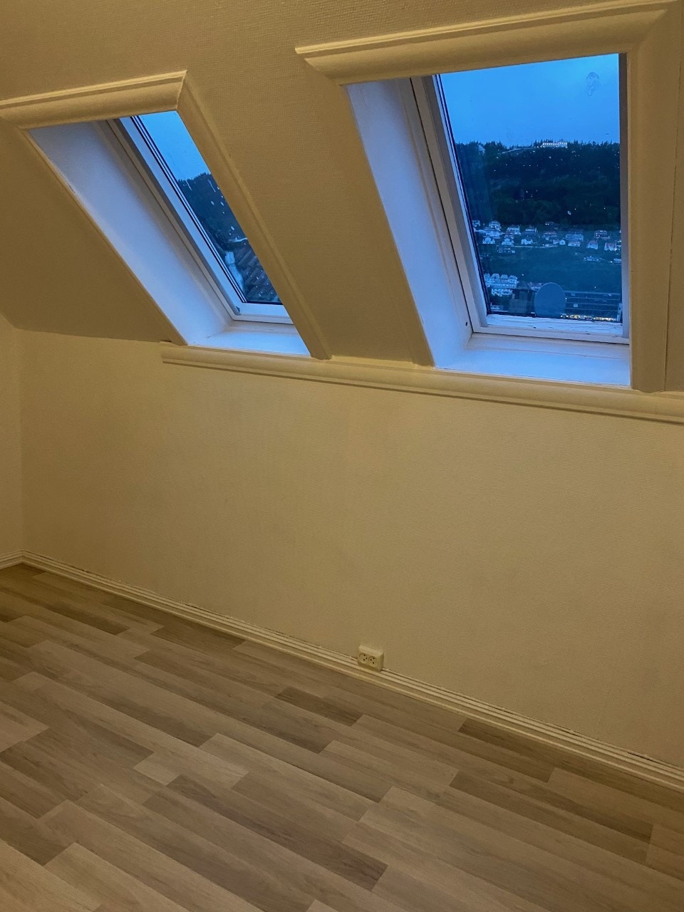 Leil 4 : Soverom 3 mot bakgård/utsikt Fløyen og Ulriken Galleribilde