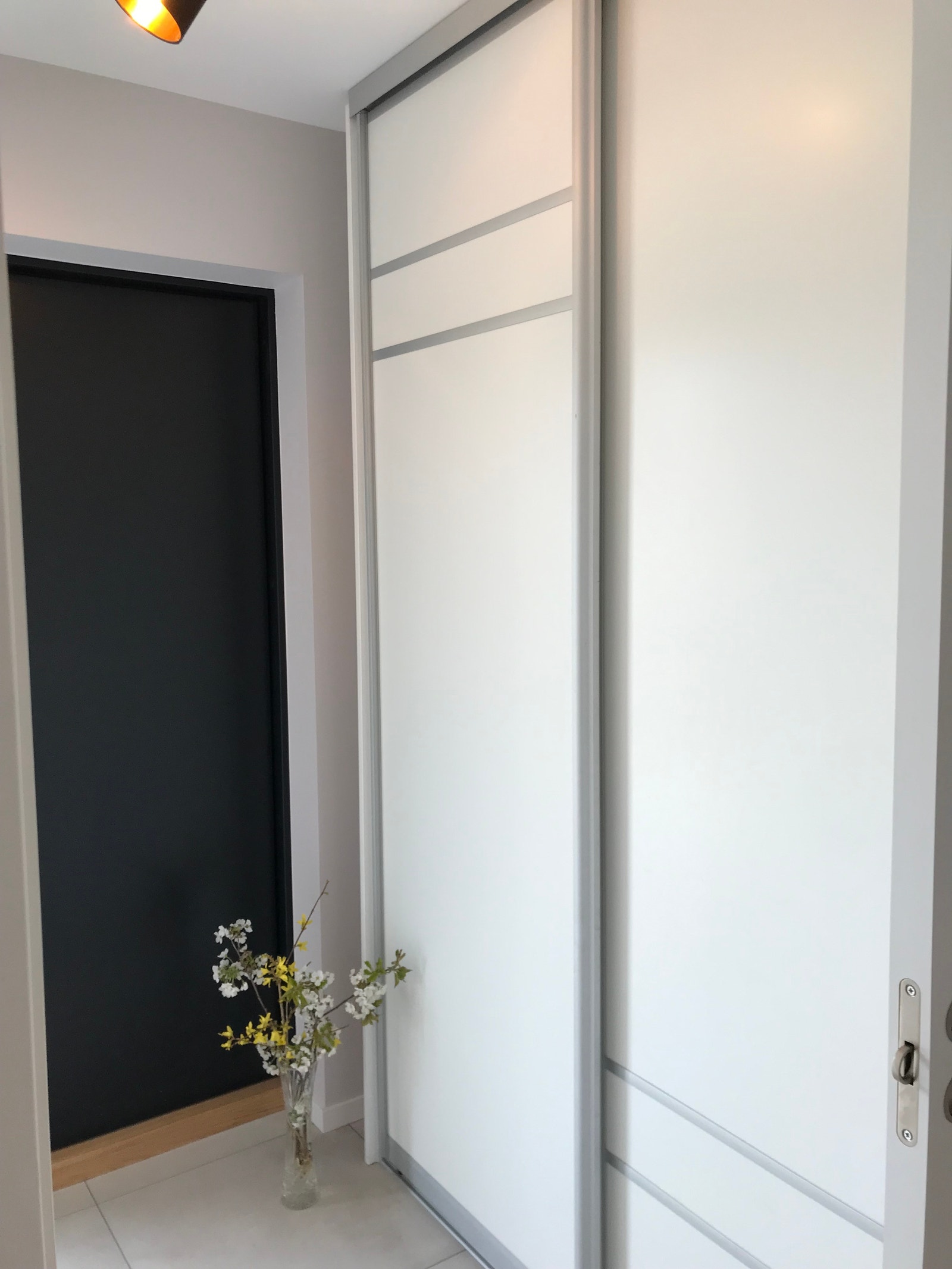 Deilig skap i inngang Galleribilde