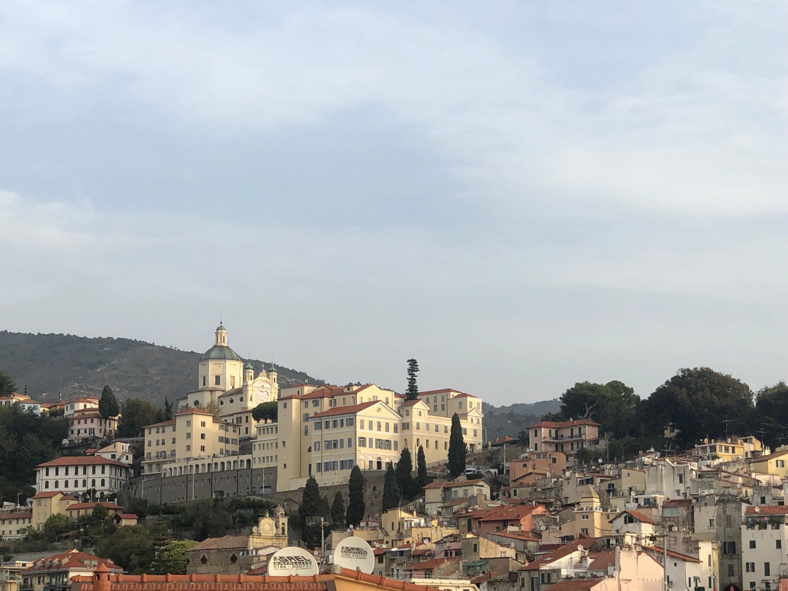 Utsikt fra terrassen mot Madonna della Costa i gamlebyen Galleribilde