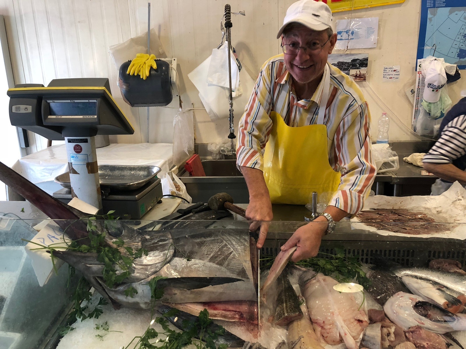 Fiskehandler på markedet Galleribilde