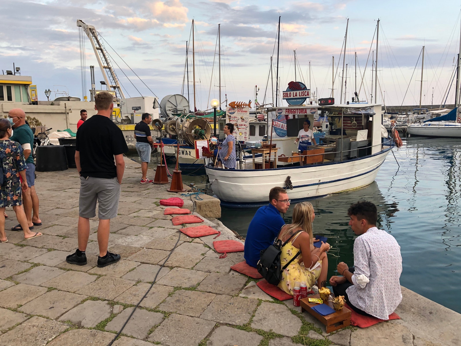 Livlig ved havnen Galleribilde