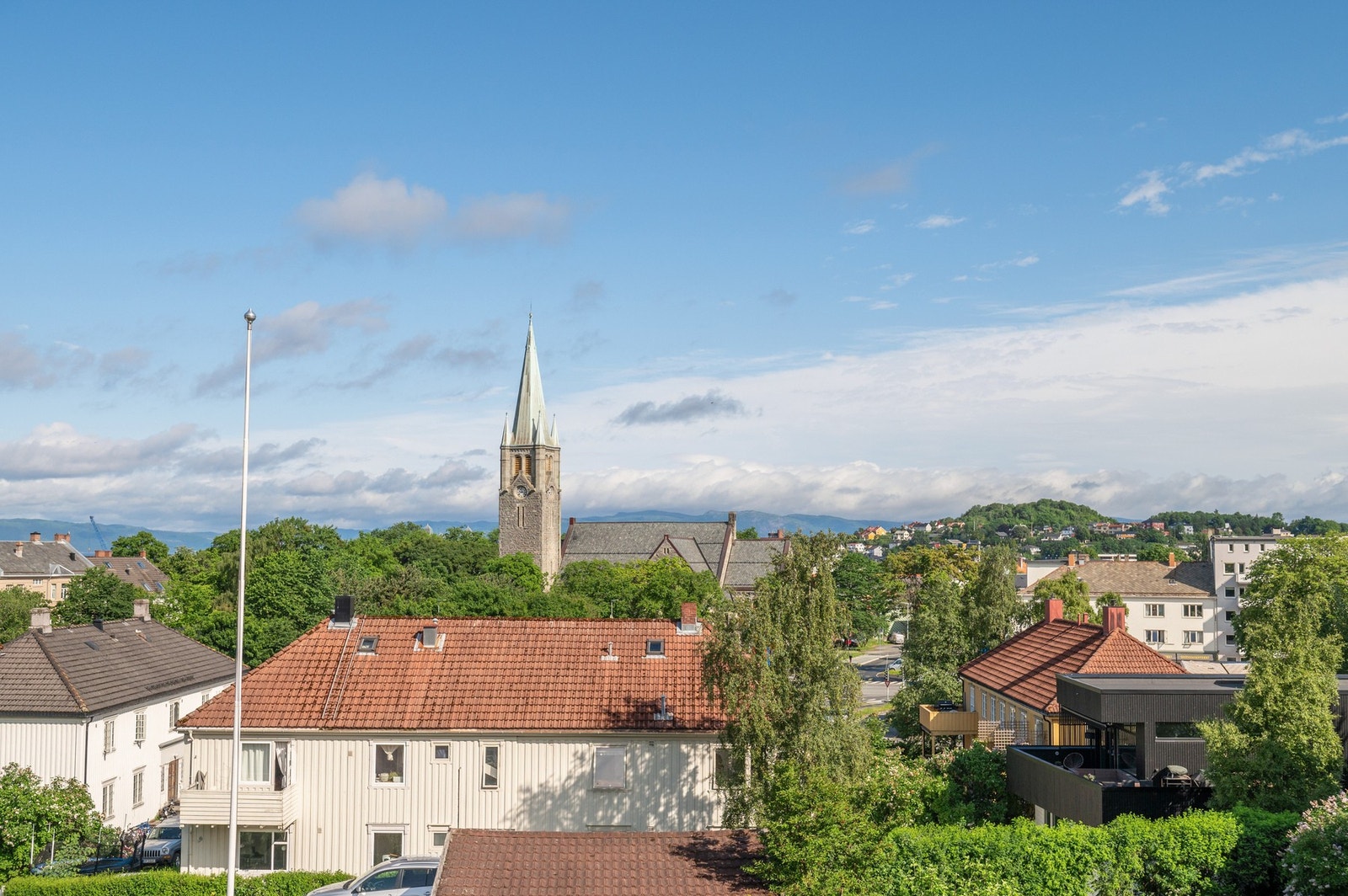 Utsikt fra hovedetasje mot Lademoen Kirke Galleribilde