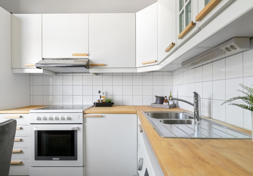 Funksjonelt kjøkken med heltre benkeplater Galleribilde