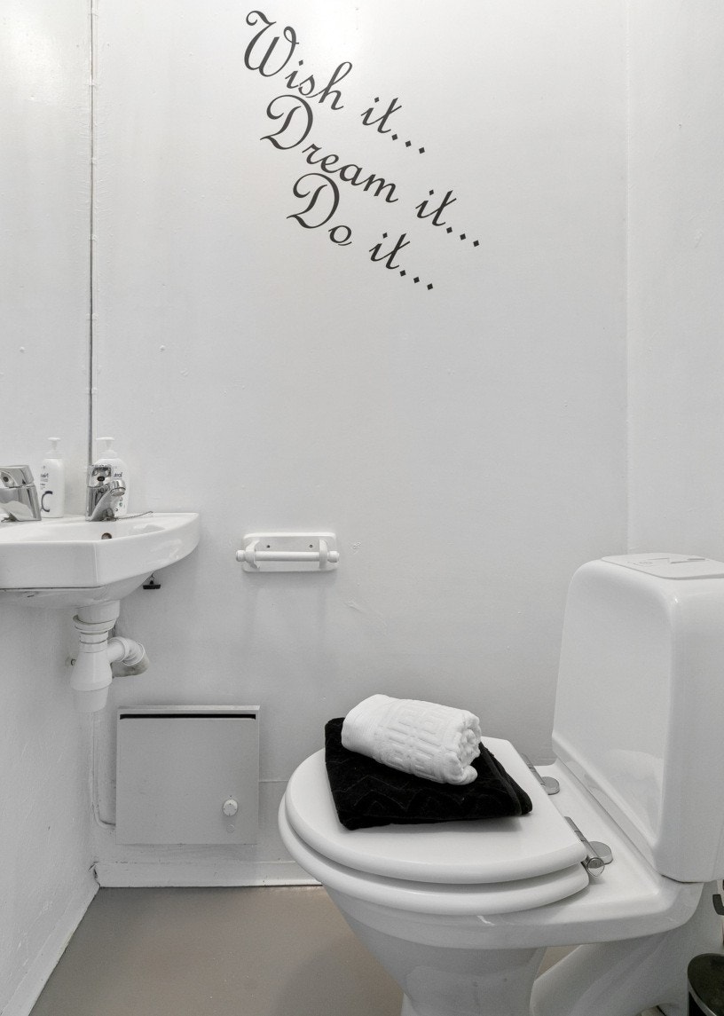 Separat toalettrom er praktisk hvis andre bruker dusjen (skriften på veggen er fjernet) Galleribilde