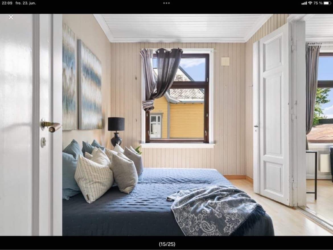 Høye vinduer som slipper inn godt med dagslys Galleribilde