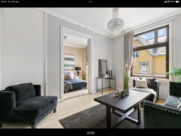 Dobbeltdørene mellom stue og soverom kan lukkes om to venner vil dele leiligheten og ha hvert sitt private rom. Det er dør ut fra begge rom til gangen. Galleribilde