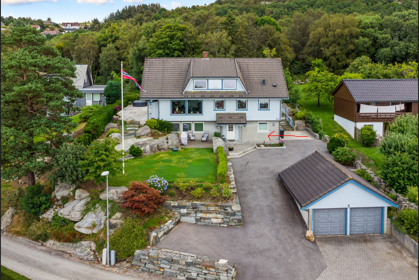 Sokkelleilighet markeres med rød piller Galleribilde