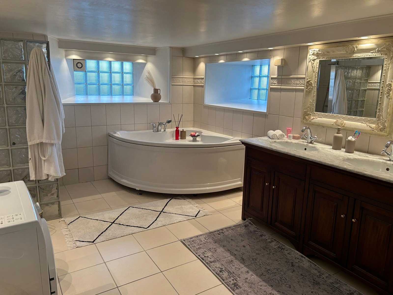 Stort bad med dusj og badekar, dobbel servant og vaskemaskin Galleribilde