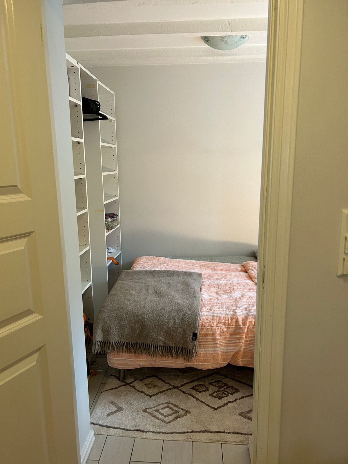 Lite soverom (soverom 2) med hylleløsning Galleribilde