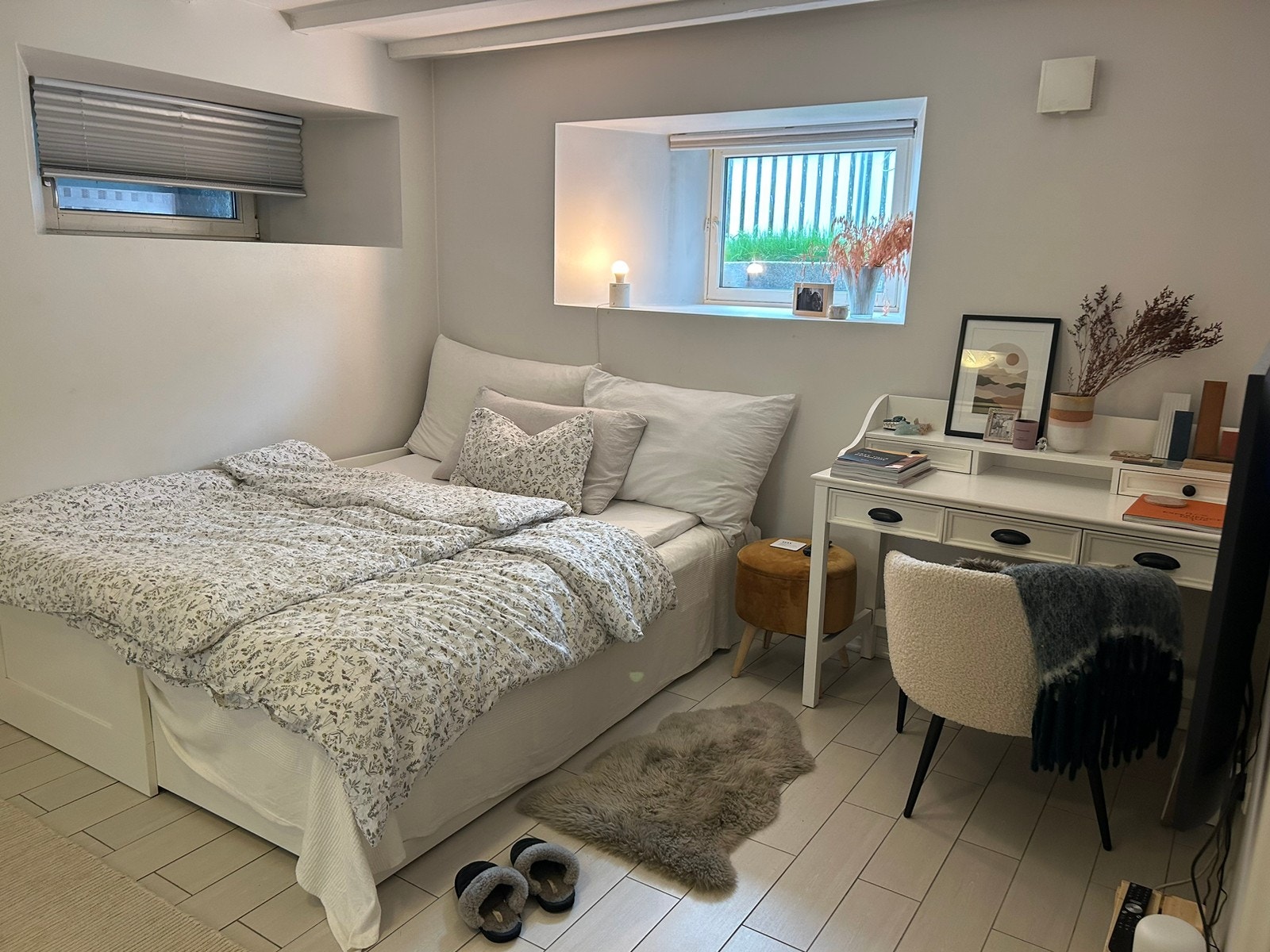 Stort soverom (soverom 1) med skyvedørsgarderobe og 55 tommers vegghengt TV Galleribilde