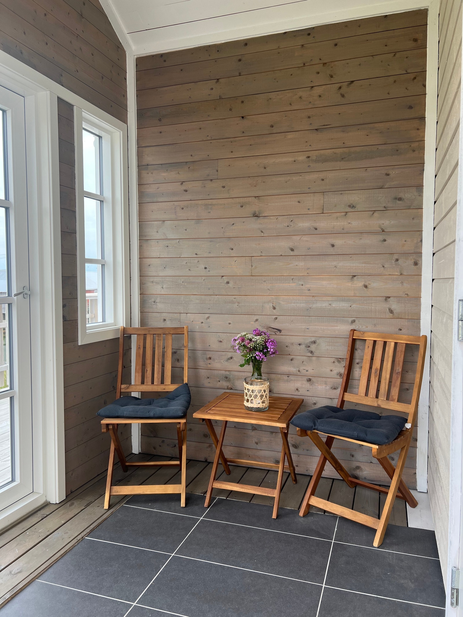 Fin og lun sittekrok ved inngangspartiet. Galleribilde