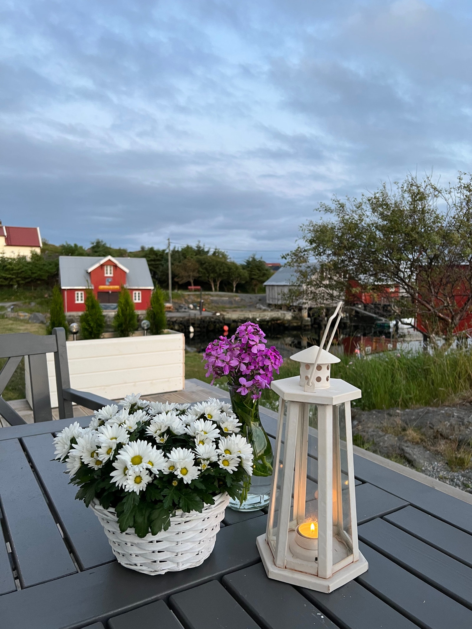 Fra terrassen med utsikt ned til vannet. Galleribilde
