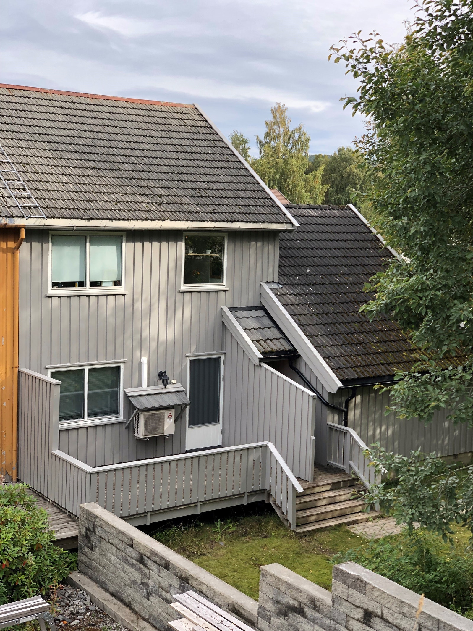 Inngang hybler til høyre for terrasse.
Vindu til hybel 2 til høyre i 2. etg. Galleribilde