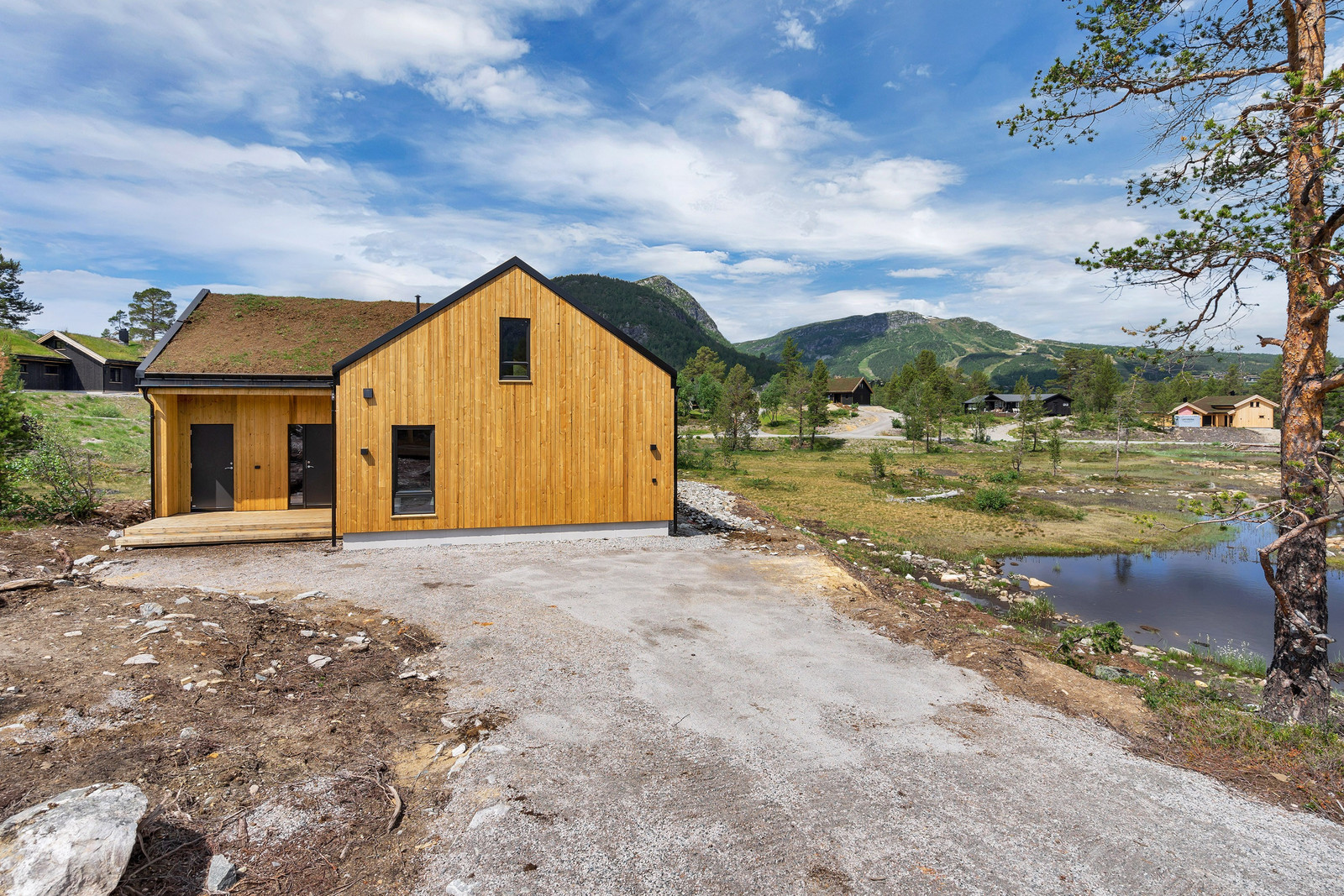 Image #1 Innholdsrik arkitekttegnet hytte på stor tomt med utsyn til alpinbakken - Ferdig ute