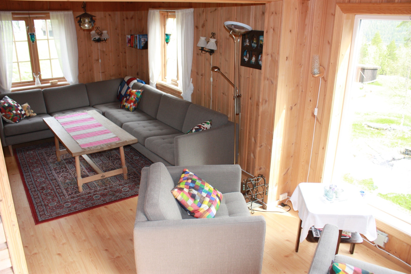 God og romslig sittegruppe. Galleribilde