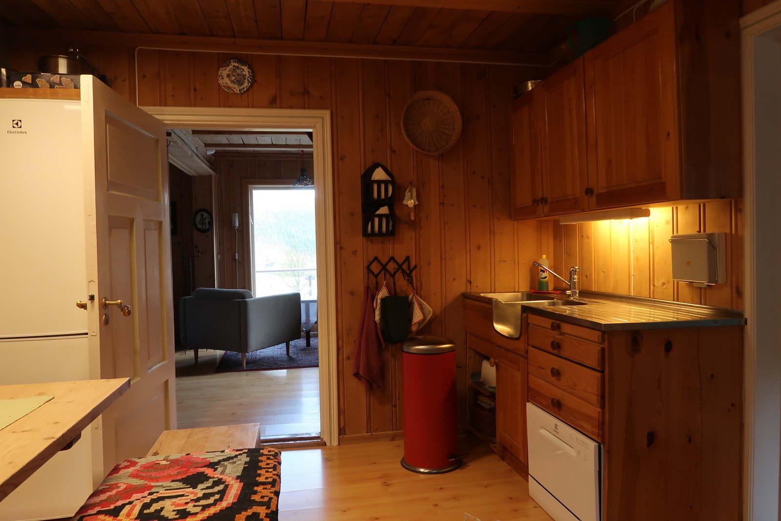 Kjøkkenvask og oppvaskmaskin. Galleribilde