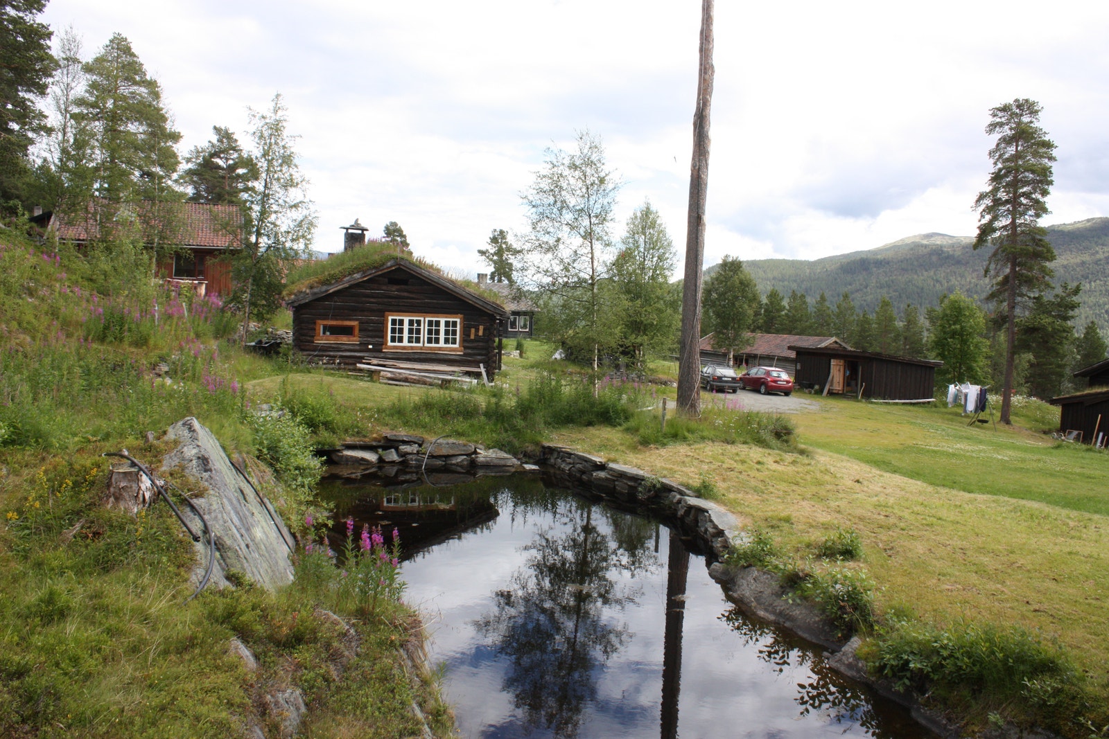 Tunet består av flere hus og hytter. Galleribilde
