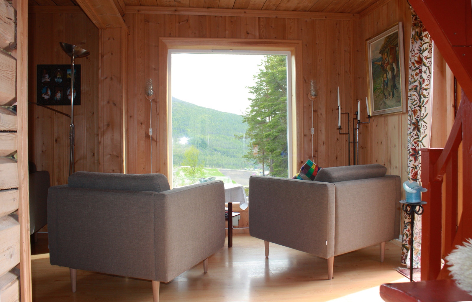 Panormautsikt mot fjell og elvedal fra stua! Galleribilde