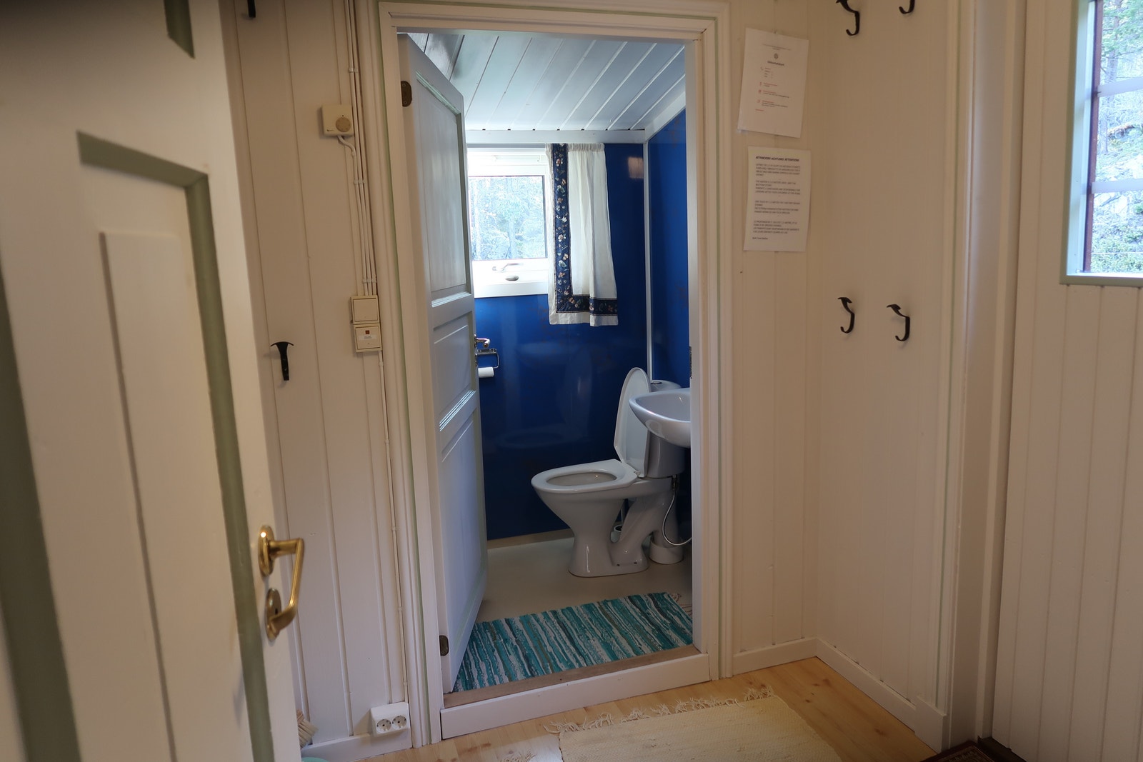 Wc med varmekabler i gulv og 200l varmtvann. Privat brønn med grunnvann fra 120 dyp. Godt drikkevann. Galleribilde