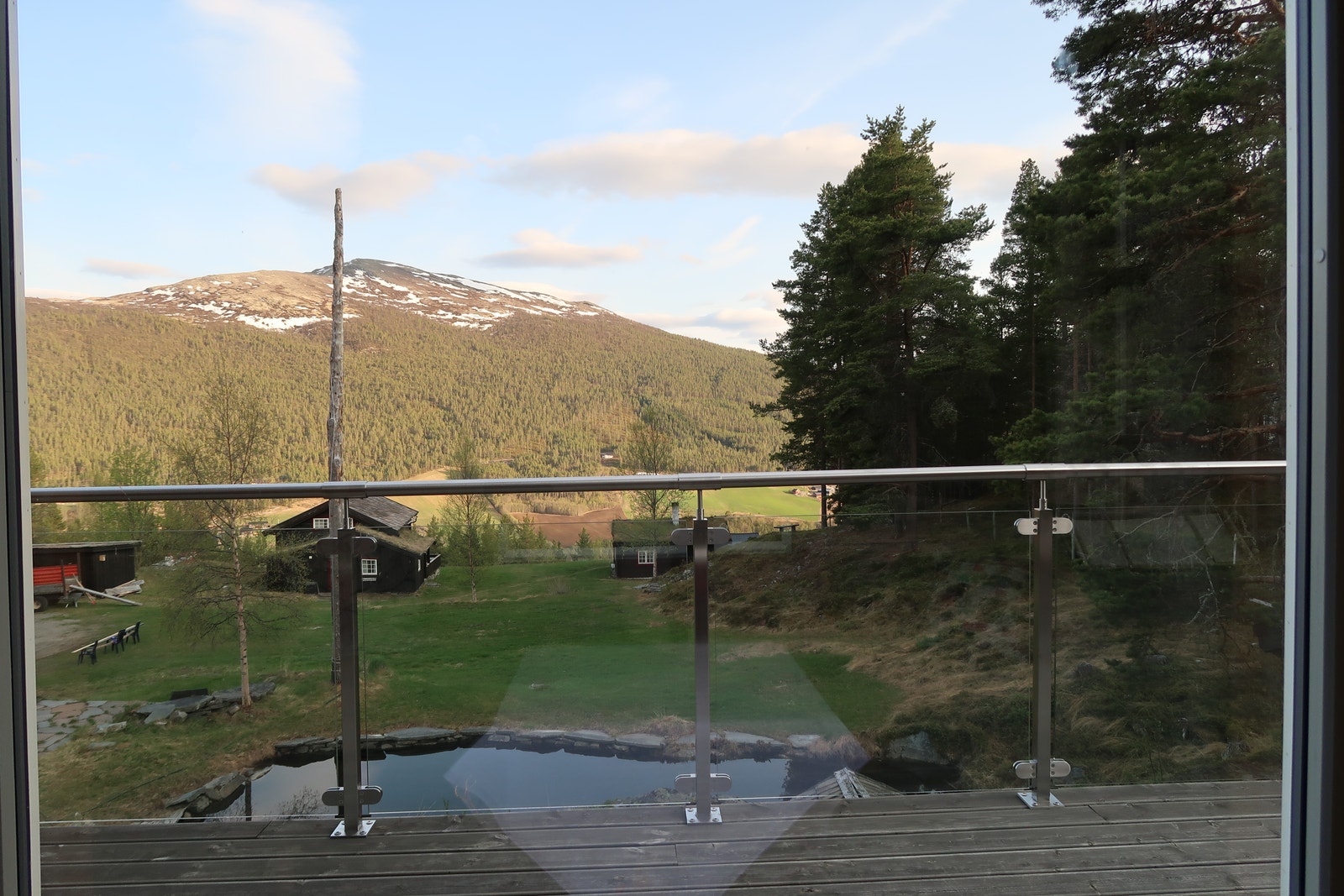 Utsikt fra panoramavindu i stua og balkongen. Galleribilde