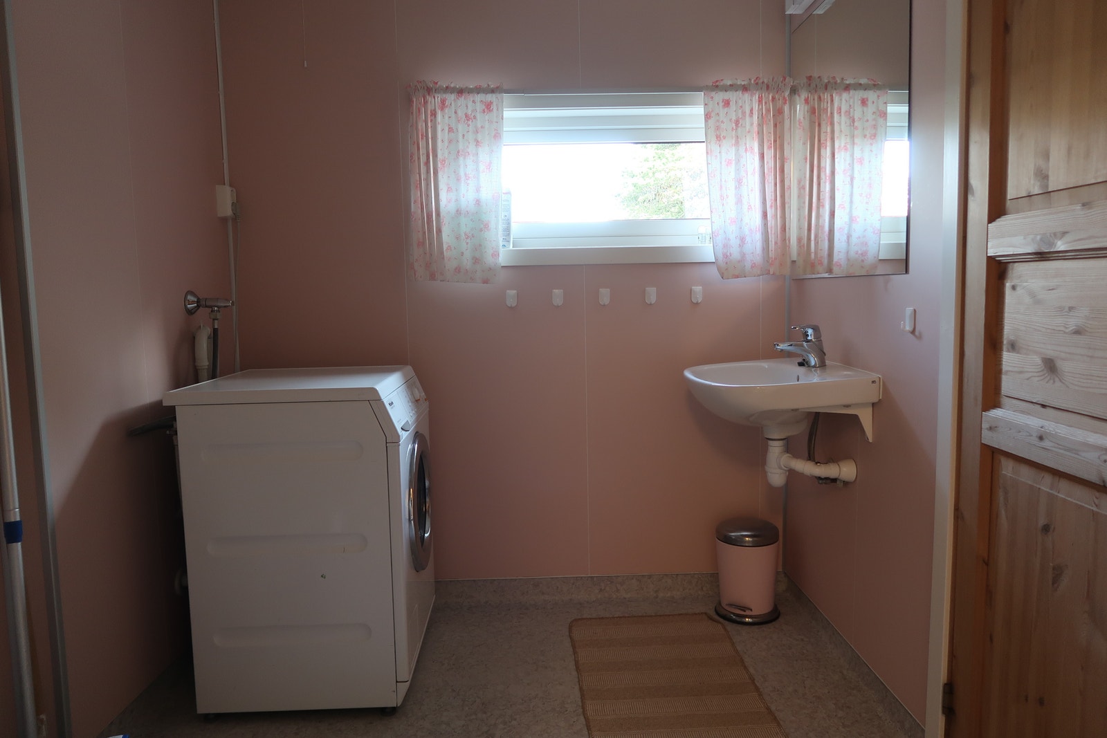 Nyoppusset bad med Miele vaskemaskin og dusj med skyvedører. Inngang til badstue til høyre. Galleribilde