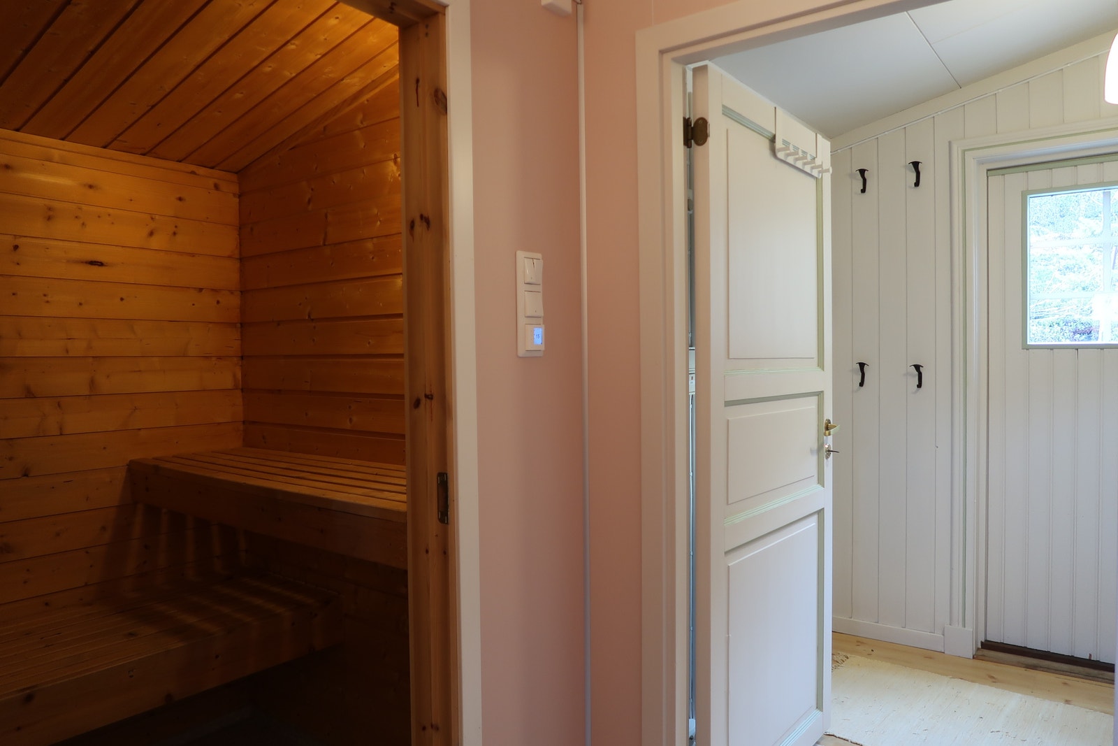 Nyrestaurert badstue med ny elektrisk ovn. Galleribilde