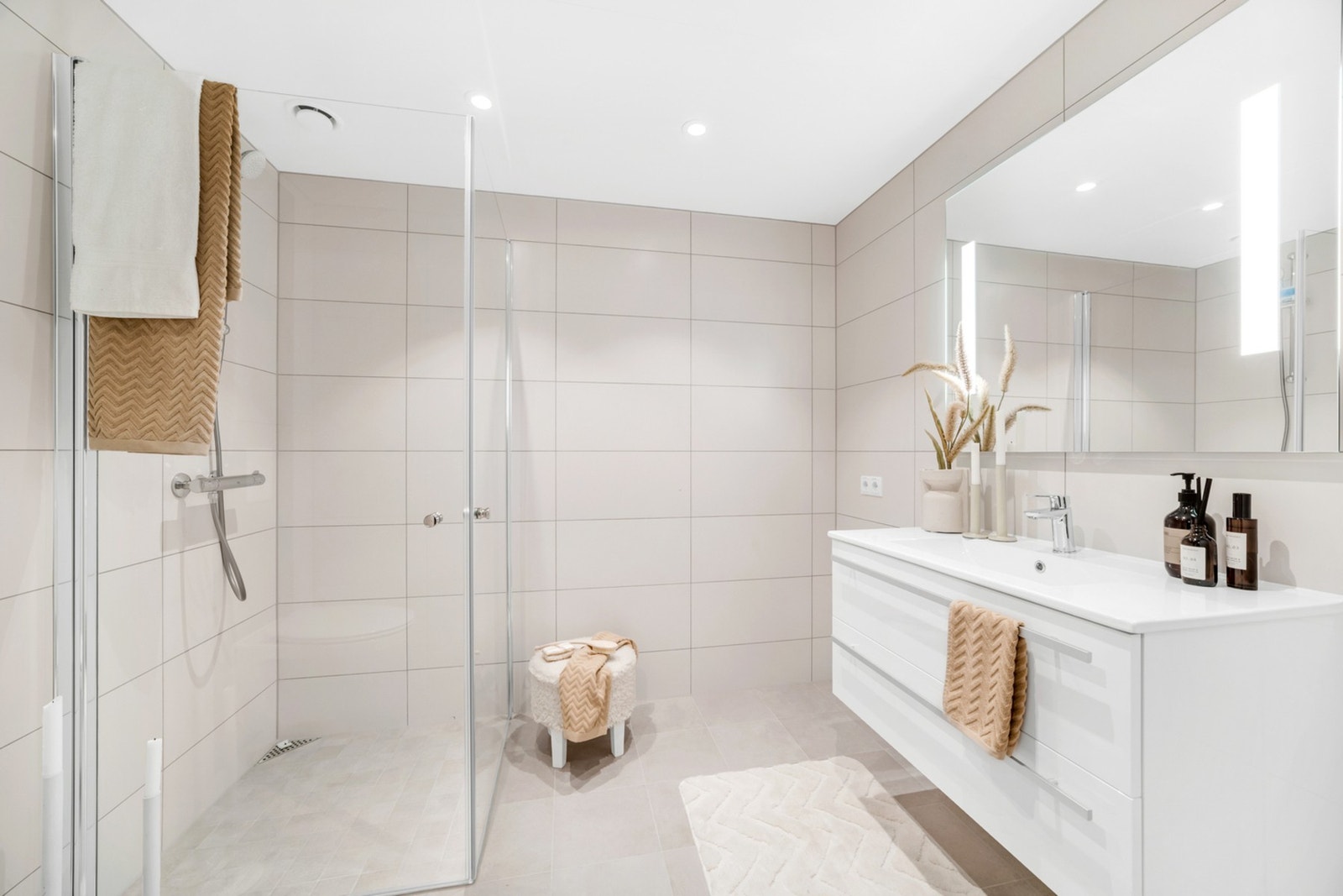 Flislagt og delikat bad med gode løsninger. Galleribilde