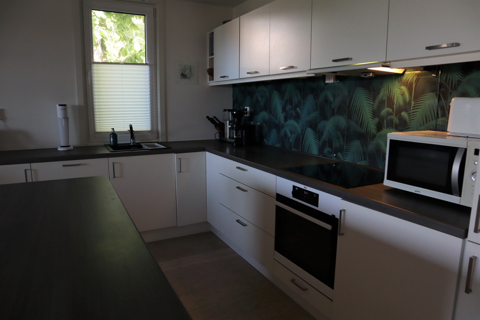 Åpen kjøkkenløsning med kjøkkenøy Galleribilde