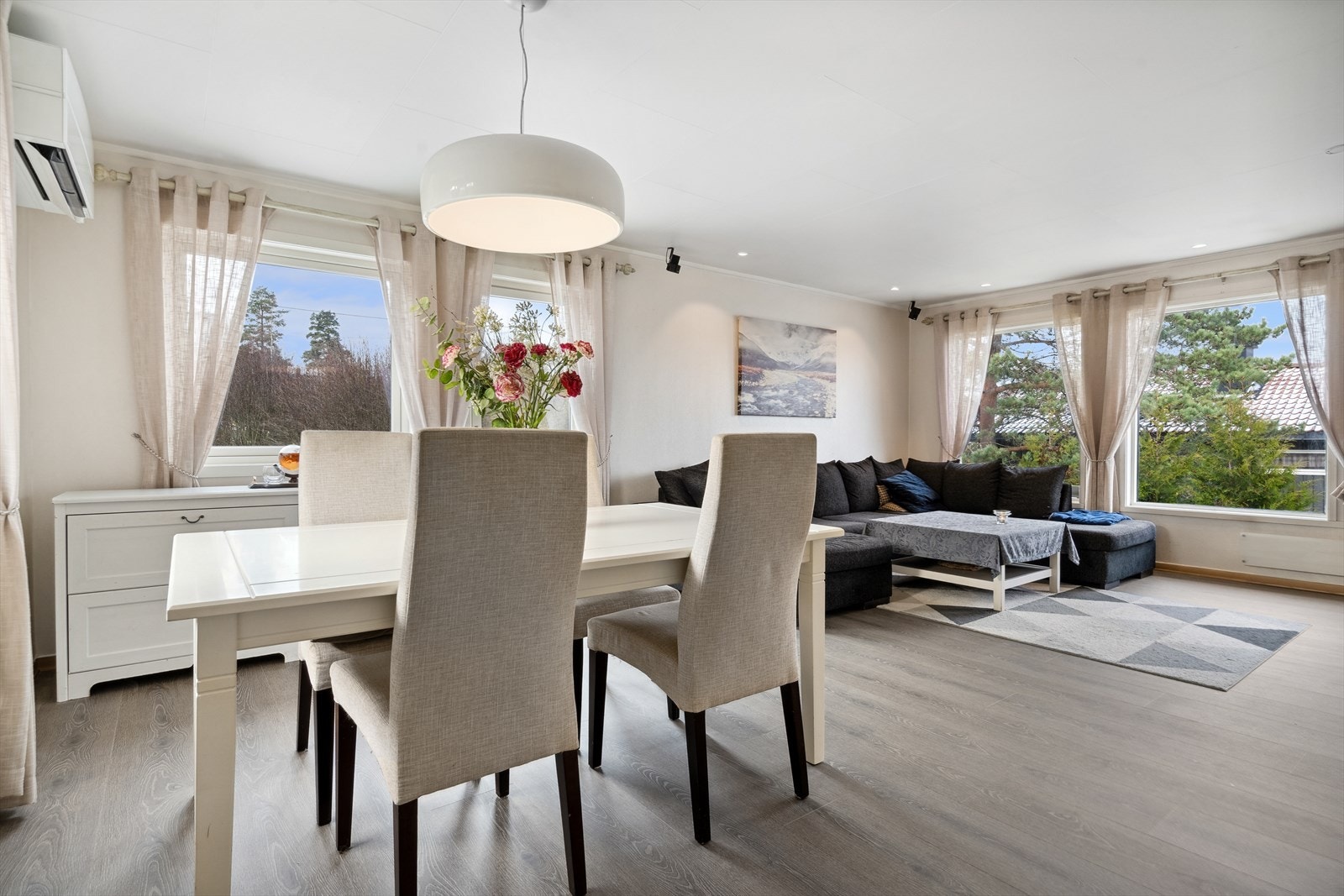 Stuen har store vindusflater på 3 sider Galleribilde