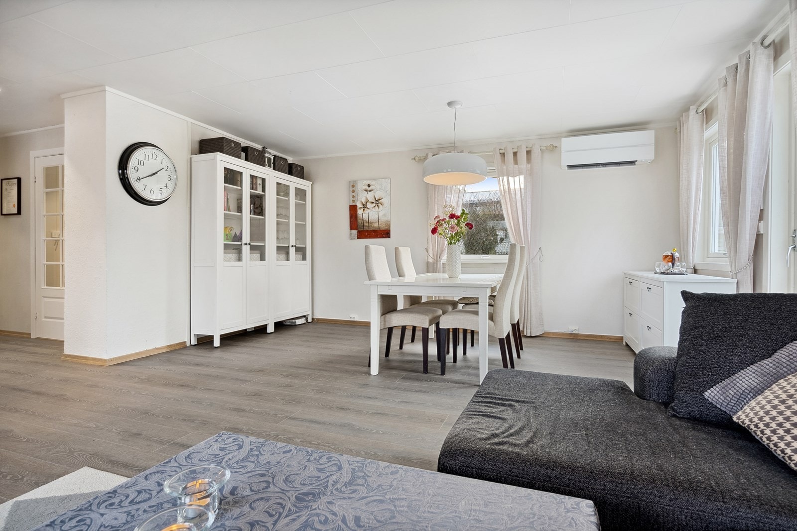 Stuen er lys og romslig, og har plass til sofagruppe og spisegruppe. Det er utgang til solrik veranda og hage Galleribilde