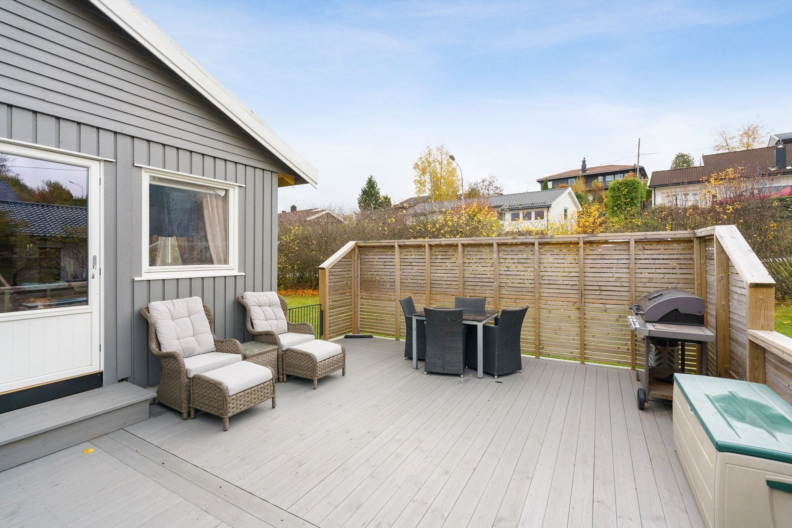 Solrik terrasse med nedgang til lettstelt og skjermet hage Galleribilde