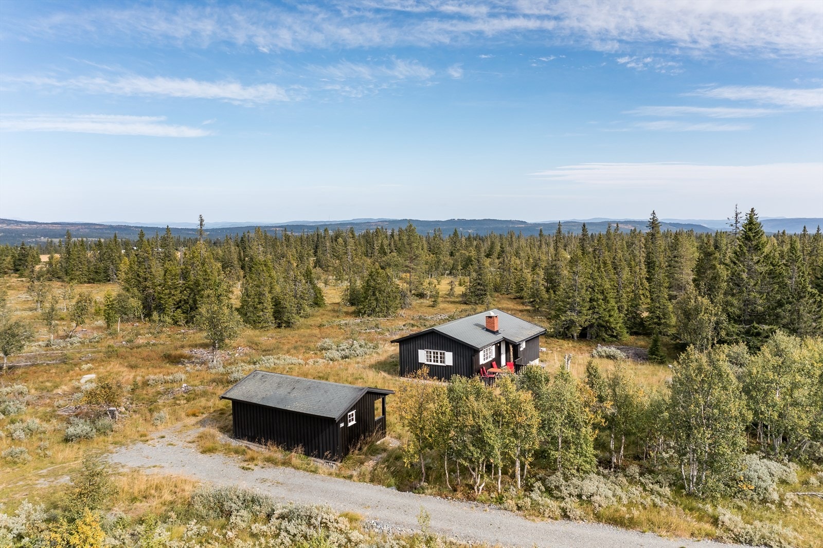 Eiendommen ligger ved Hellebekk på Bagn Vestås i Sør-Aurdal kommune. Stor selveiertomt på ca 4,7 mål! Galleribilde