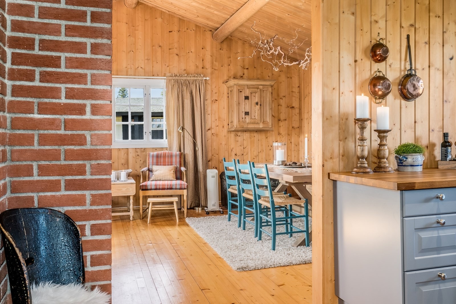 Fra kjøkken mot spisestue og stue. Galleribilde
