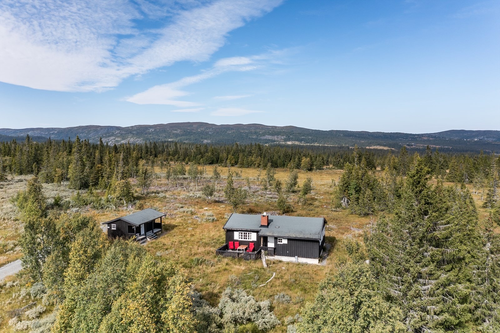 EiendomsMegler1 Fjellmegleren ønsker velkommen til denne koselige hytta i Veståsvegen 677! Galleribilde