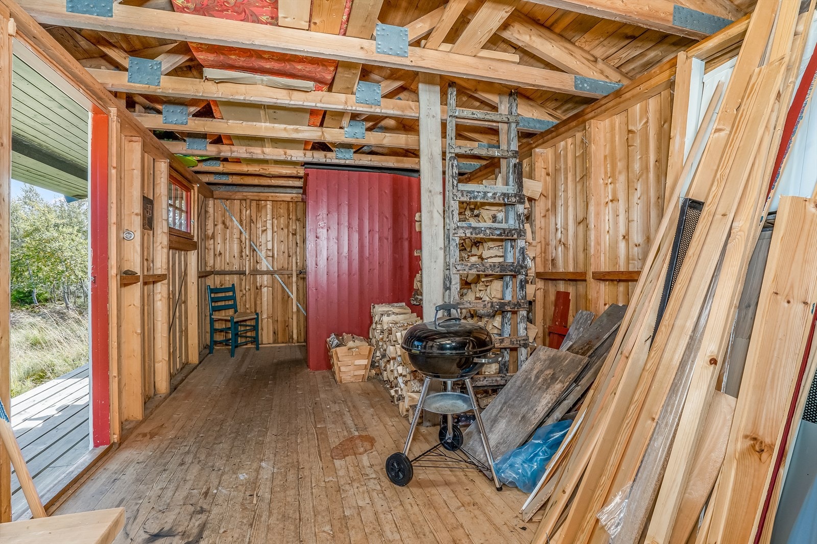 Vedskjul i uthus. Galleribilde