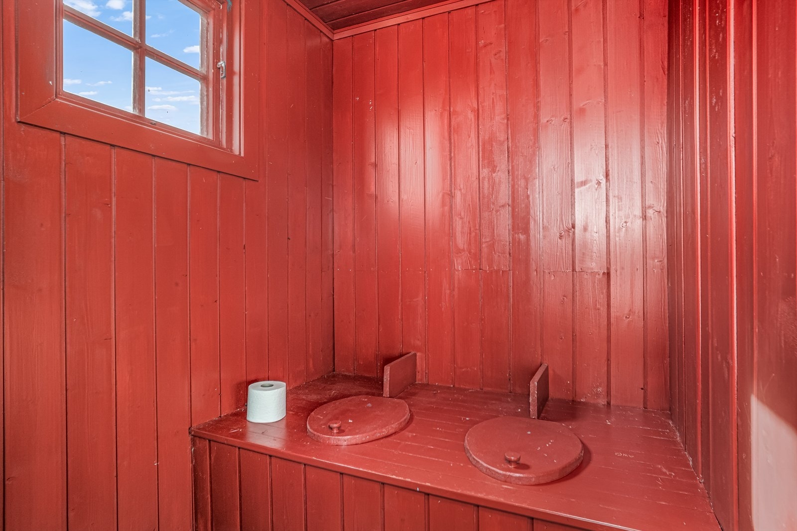 Dobbel utedo i uthus. Galleribilde