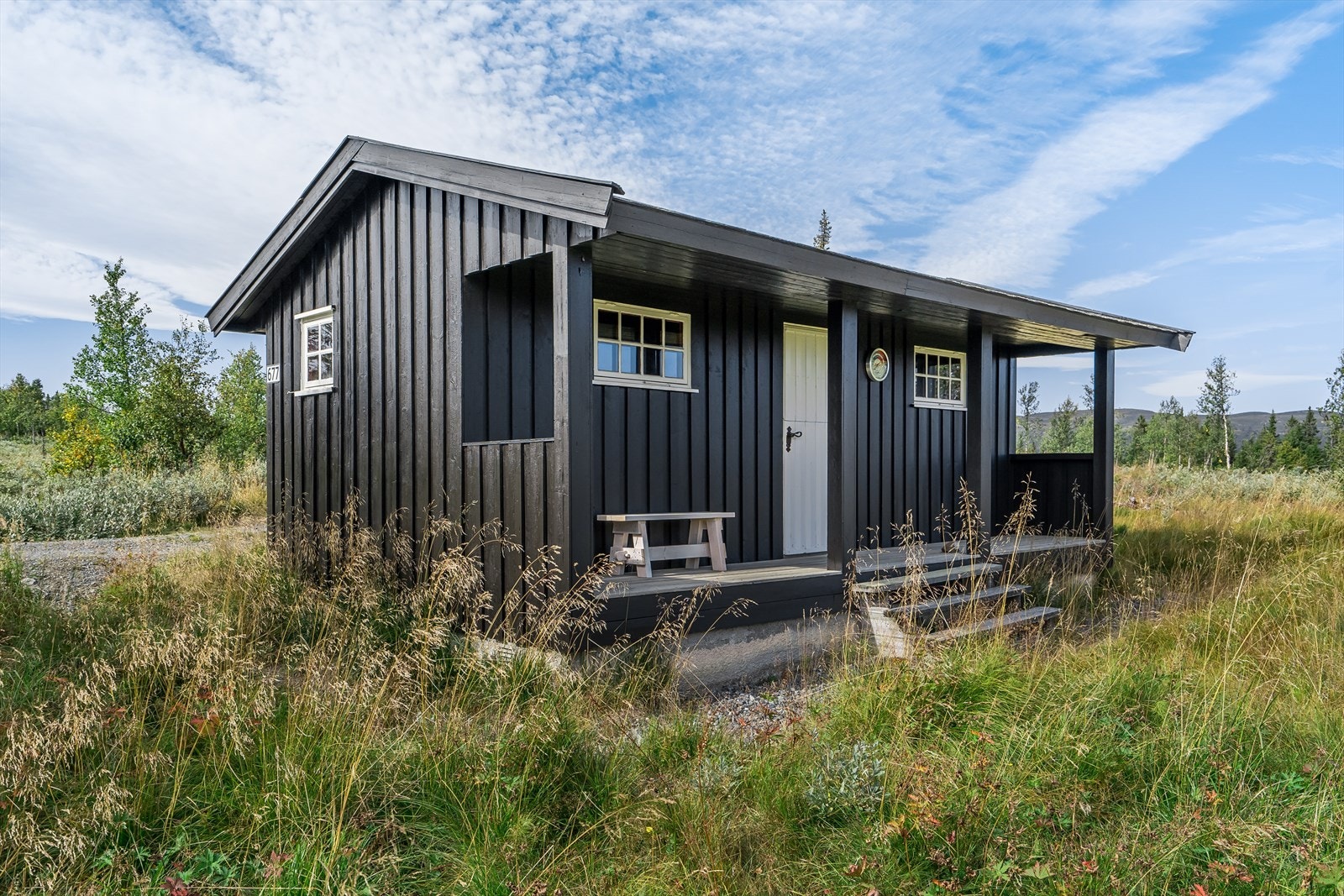 Uthus med muligheter. Blir i dag brukt som vedskjul og utedo. ifølge selger er det vannrør fra brønn til grunnmuren ved uthuset. Galleribilde