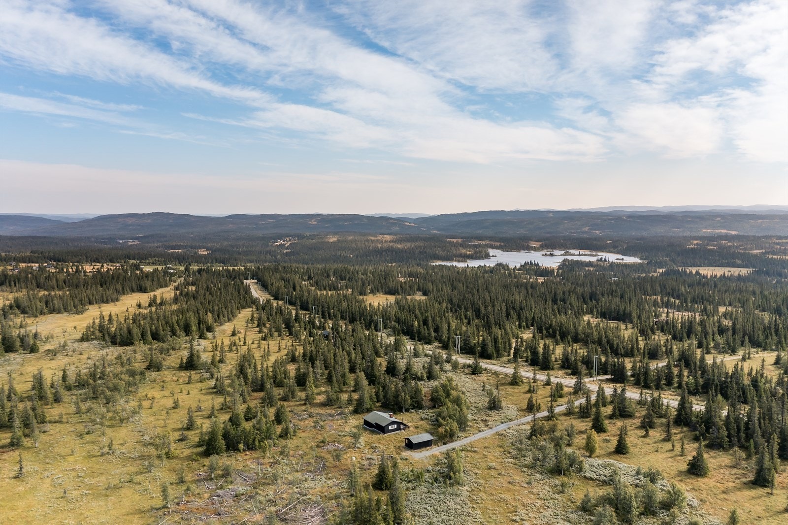 Hytta er beliggende høyt, fritt og solvendt ca. 910 moh., midt i et fantastisk tureldorado. Galleribilde